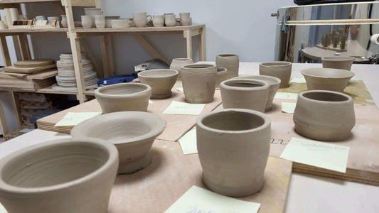 De Eerste Pottenbakken Creaties staan Klaar voor de Oven bij Ceramic Bites! - CERAMIC BITES